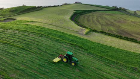 Beobachtung-Eines-Traktors,-Der-Auf-Dem-Landwirtschaftlich-Genutzten-Gelände-Der-Insel-Sao-Miguel-In-Portugal-Arbeitet-–-Kamerafahrt-Aus-Der-Luft