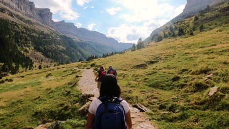 Ordesa,-Spain,-August-22,-2023:-Hikers-walking-down-trail-in-Ordesa-natural-park,-Spain