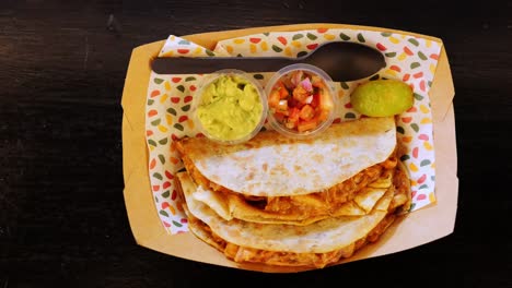Gringas-Tacos-Serviert-Mit-Guacamole-Und-Salsa-Auf-Dem-Tisch
