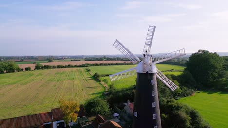 Über-Der-Landschaft-Offenbaren-Videoaufnahmen-Den-Zauber-Der-Berühmten-Walham-Windmühle-Und-Des-Ländlichen-Geschichtsmuseums-In-Lincolnshire,-Großbritannien