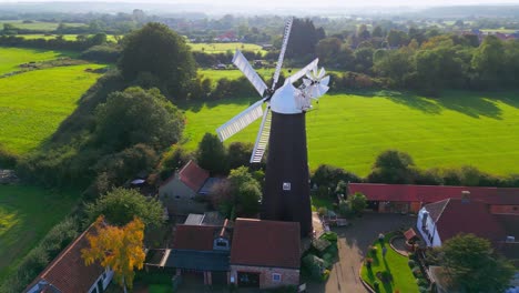 Ein-Luftvideo-Fängt-Die-Schönheit-Der-Berühmten-Walham-Windmühle-Und-Des-Ländlichen-Geschichtsmuseums-In-Lincolnshire,-Großbritannien,-Ein