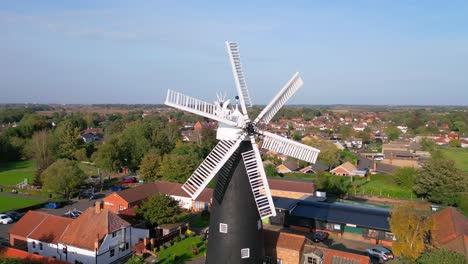 Über-Der-Landschaft-Zeigen-Videoaufnahmen-Die-Berühmte-Waltham-Windmühle-Und-Das-Ländliche-Geschichtsmuseum-In-Lincolnshire,-Großbritannien