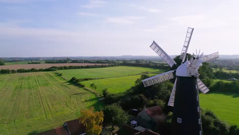 Luftaufnahmen-Bieten-Einen-Atemberaubenden-Blick-Auf-Die-Berühmte-Waltham-Windmühle-Und-Das-Ländliche-Geschichtsmuseum-In-Lincolnshire,-Großbritannien,-Mit-Der-Waltham-Windmühle,-Einer-Voll-Funktionsfähigen-Windmühle-Mit-Sechs-Segeln