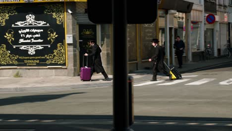 Jewish-people-fleeing-with-suitcases-in-the-city-center