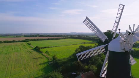 Das-Video-Von-Oben-Bietet-Einen-Atemberaubenden-Blick-Auf-Die-Malerische-Walham-Windmühle-Und-Das-Ländliche-Geschichtsmuseum-In-Lincolnshire,-Großbritannien