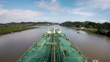 Zeitraffer-Bugansicht-Des-Öltankers-Beim-Verlassen-Des-Panamakanals,-Der-Die-Schleusen-Von-Miraflores-überquert,-Schlepper