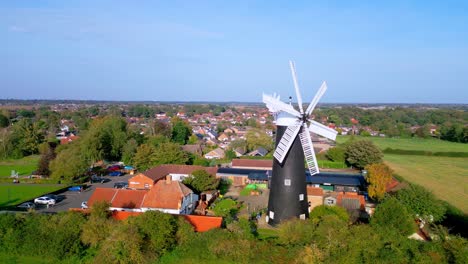 Das-Video-Von-Oben-Zeigt-Die-Malerische-Walham-Windmühle-Und-Das-Ländliche-Geschichtsmuseum-In-Lincolnshire,-Großbritannien