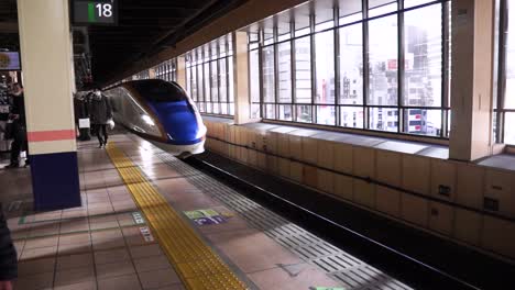 Feste-Aufnahme-Eines-Hochgeschwindigkeitszuges,-Der-Im-Bahnhof-In-Tokio,-Japan,-Ankommt