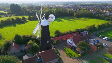 Ein-Luftvideo-Zeigt-Die-Historische-Waltham-Windmühle-Und-Das-Ländliche-Geschichtsmuseum-In-Lincolnshire,-Großbritannien