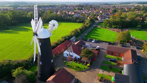 Luftaufnahmen-Unterstreichen-Den-Charme-Der-Waltham-Windmühle-Und-Des-Ländlichen-Geschichtsmuseums-In-Lincolnshire,-Großbritannien