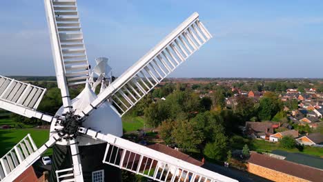 Hoch-Oben-Zeigt-Videomaterial-Die-Faszinierende-Walham-Windmühle-Und-Das-Ländliche-Geschichtsmuseum-In-Lincolnshire,-Großbritannien