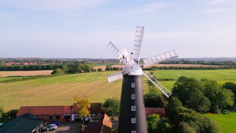 Das-Luftvideo-Bietet-Einen-Einblick-In-Die-Faszinierende-Waltham-Windmühle-Und-Das-Ländliche-Geschichtsmuseum-In-Lincolnshire,-Großbritannien