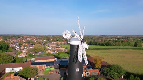 Über-Der-Landschaft-Zeigen-Videoaufnahmen-Die-Gut-Erhaltene-Waltham-Windmühle-Und-Das-Ländliche-Geschichtsmuseum-In-Lincolnshire,-Großbritannien