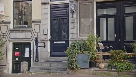 Kippen-Sie-Ein-Wunderschönes-Altes-Grachtenhaus-In-Amsterdam,-Niederlande