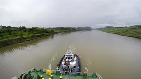 Zeitraffer-Öltanker-überquert-Den-Transit-Panamakanal,-Heckansicht,-Schlepper-Miraflores