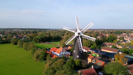 Das-Video-Von-Oben-Bietet-Einen-Faszinierenden-Blick-Auf-Die-Berühmte-Walham-Windmühle-Und-Das-Museum-Für-Ländliche-Geschichte-In-Lincolnshire,-Großbritannien
