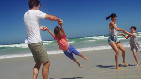 Eltern-Spielen-Mit-Ihren-Kindern-Am-Strand