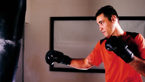 Boxeador-Practicando-Boxeo-Con-Saco-De-Boxeo