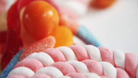 Lutscher-Und-Süßigkeiten-Auf-Weißem-Hintergrund-4k