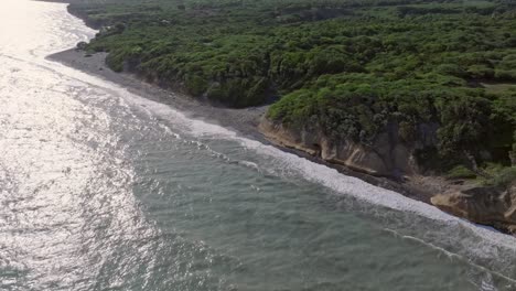 Luftaufnahme-Von-Oben-Nach-Unten-Von-Der-Wunderschönen-Küste-Mit-Hohen-Wellen-In-Bani--Und-Mangrovenwäldern-Auf-Der-Insel-Bei-Sonnenuntergang-–-Umlaufende-Aufnahme