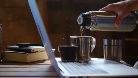 Mann-Trinkt-Kaffee,-Während-Er-Zu-Hause-Einen-Laptop-Benutzt-4k
