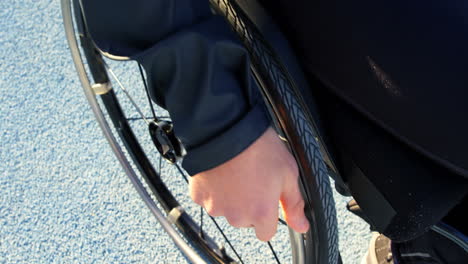Behinderte-Sportliche-Bewegung-Mit-Rollstuhl-Am-Sportort-4k