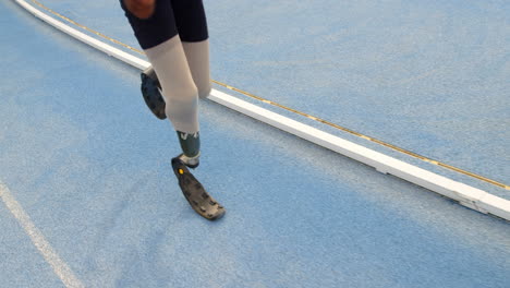 Behindertes-Sportliches-Laufen-Auf-Einer-Laufstrecke-4k