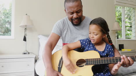 Vater-Und-Tochter-Spielen-Gitarre-Im-Schlafzimmer-4k