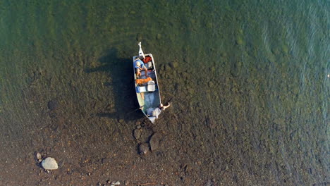 Turistas-Pescando-En-Un-Barco-En-El-Río-4k