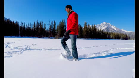 Hombre-Caminando-Sobre-Un-Paisaje-Nevado-4k