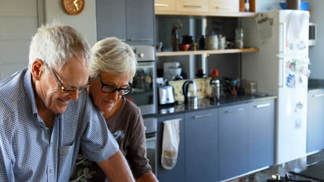 Älteres-Paar-Interagiert-In-Der-Küche-4k