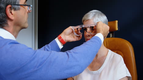 Optiker-Untersucht-Patientenaugen-Mit-Sehtestgeräten-4k