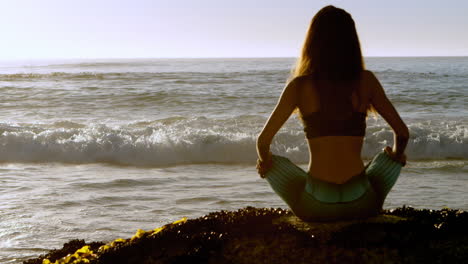 Fitte-Frau,-Die-Yoga-Am-Strand-4k-Durchführt