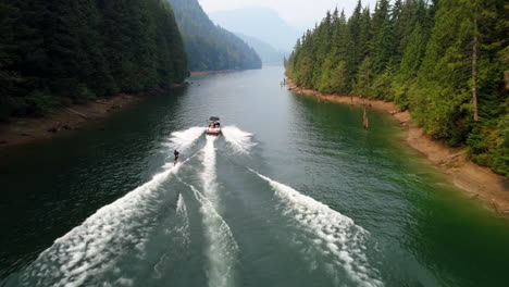 Mann-Wakeboarden-Mit-Motorboot-Im-Fluss-4k