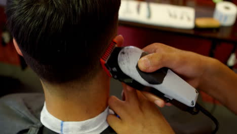 Man-getting-his-hair-trimmed-with-trimmer-4k