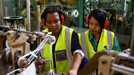 Trabajadores-Que-Trabajan-En-La-Industria-De-Fabricación-De-Cuerdas-4k