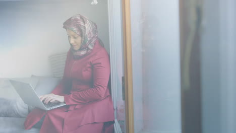 Frau-Mit-Hijab-Tippt-Auf-Laptop