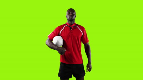 Profi-Rugbyspieler-Steht-Und-Hält-Einen-Ball-Auf-Grünem-Hintergrund-4k