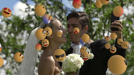 íconos-Emoji-Con-Una-Pareja-De-Recién-Casados-Tomándose-Una-Selfie-En-El-Fondo-4k