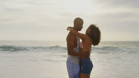 Seitenansicht-Eines-Afroamerikanischen-Paares,-Das-Gemeinsam-Am-Strand-4k-Tanzt