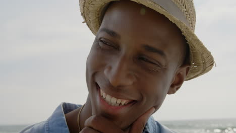 Nahaufnahme-Eines-Afroamerikanischen-Mannes,-Der-Am-Strand-Lächelt,-4k