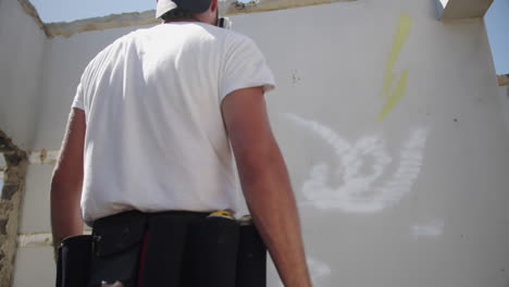 Graffiti-Künstler-Steht-Mit-Aerosoldose-4k