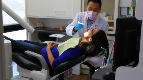 Dentista-Masculino-Examinando-A-Una-Paciente-4k