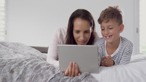 Madre-E-Hijo-Usando-Tableta-Digital-En-El-Dormitorio-De-Casa-4k