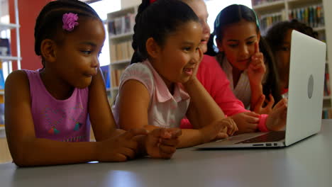 Schulkinder-Lernen-Gemeinsam-Am-Laptop-Am-Tisch-4K
