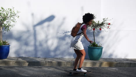 Frau-Mit-Gemischter-Abstammung,-Die-Skateboard-Auf-Der-Straße-Reitet