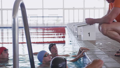 Entrenador-De-Natación-Hablando-Con-Nadadores.