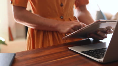 Kaukasische-Frau,-Die-Zu-Hause-Einen-Laptop-Und-Ein-Digitales-Tablet-Benutzt