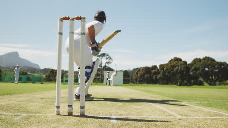 Cricketspieler-Verpasst-Den-Ball-Auf-Einem-Spielfeld
