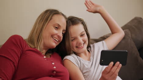 Mother-and-daughter-with-phone-on-the-sofa